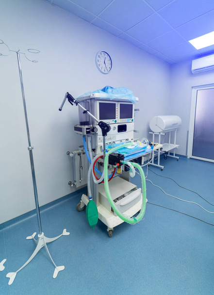 Hospital newborn emergency ward. Child health emergency treatment. Little special bed for infants. Vertical view - 写真・画像