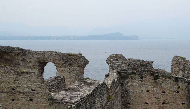 Ruinas de la villa romana Grutas de Catulo en sirmione en el lago Garda en itlay en el verano - Foto, imagen