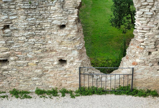 Ruinen der römischen Villa Grotten des Catull in Sirmione am Gardasee im Sommer - Foto, Bild