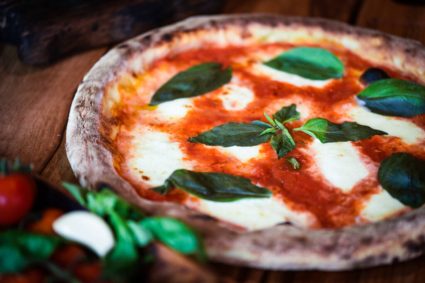 新鮮な食材を使ったおいしいイタリアのピザ - 写真・画像