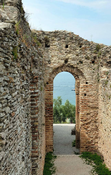Ruinas de la villa romana Grutas de Catulo en sirmione en el lago Garda en itlay en el verano - Foto, Imagen