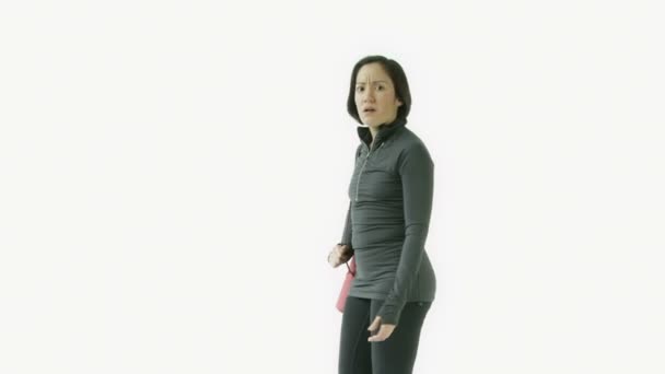 sportovní dívka podrážděnej podložka na jógu - Záběry, video