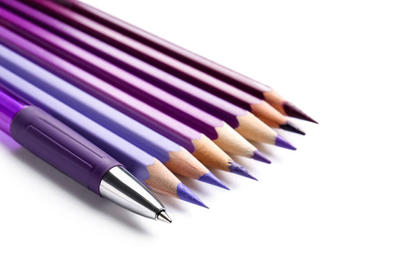 Penna tra matite su sfondo bianco. Concetto di unicità - Foto, immagini