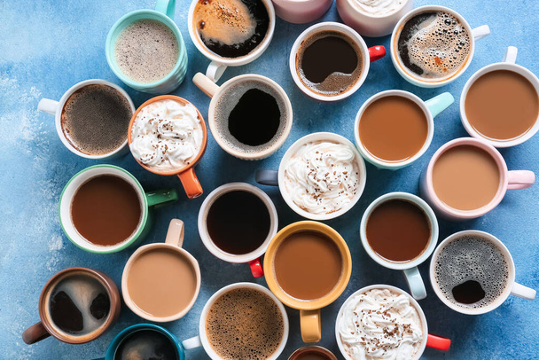 Tassen mit leckerem Kaffee auf farbigem Hintergrund - Foto, Bild