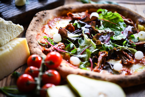 ízletes olasz pizza friss összetevőkkel - Fotó, kép