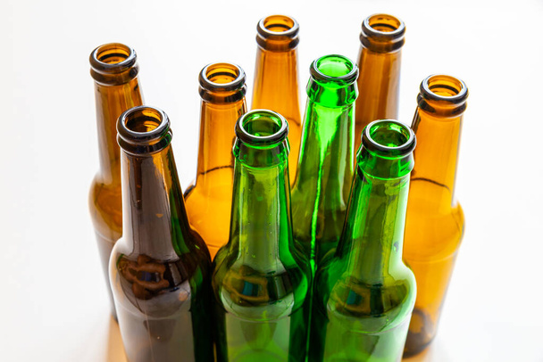 Des goulots de bouteilles vides, photographiés de près. Utilisation et réutilisation du verre. Déchets et recyclage.  - Photo, image
