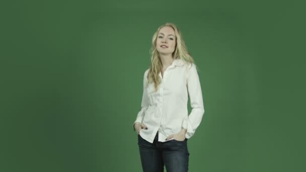 γυναίκα στέκεται αυτοπεποίθηση - Πλάνα, βίντεο