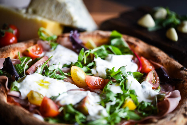delicious Italian pizza with fresh ingredients - Foto, afbeelding