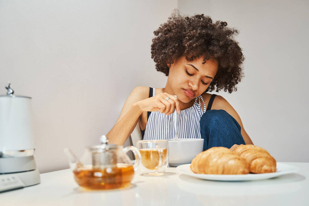 Γυναίκα κοιτάζει το πρωινό της γεύμα με αηδία - Φωτογραφία, εικόνα