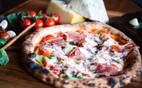 deliciosa pizza italiana con ingredientes frescos
 - Foto, imagen