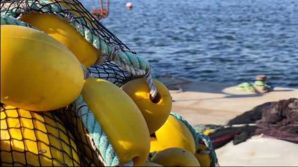 Halászháló és halászzsinórok a kikötő közelében - Felvétel, videó