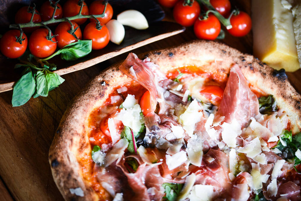délicieuse pizza italienne avec des ingrédients frais
 - Photo, image