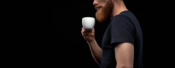 Bearded man tasting coffee - Foto, imagen