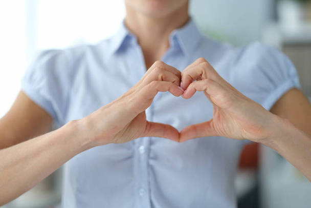 Жінка показує жест серцевої руки кохання крупним планом
 - Фото, зображення
