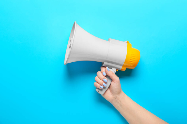 Woman with megaphone on color background - Foto, afbeelding