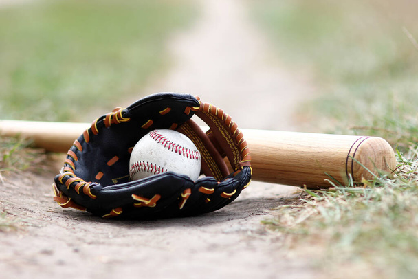 Baseball pallo käsine ja bat luontoon - Valokuva, kuva