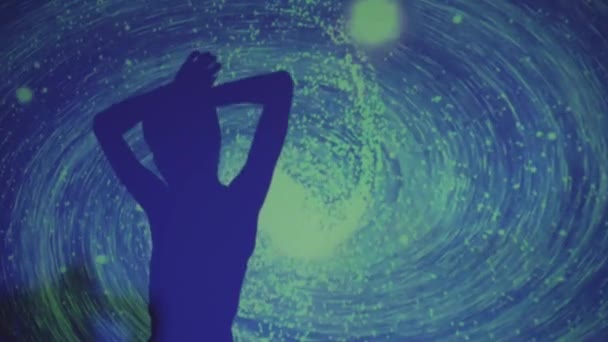 Silueta de baile sobre fondo azul abstracto - Metraje, vídeo