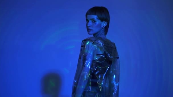 Mouvement lent du modèle élégant posant sur fond bleu abstrait - Séquence, vidéo