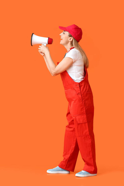 Női dolgozó kiabált hangosbeszélőbe színes háttér - Fotó, kép