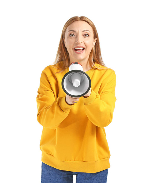 Kypsä nainen huutaa osaksi megafoni valkoisella taustalla - Valokuva, kuva