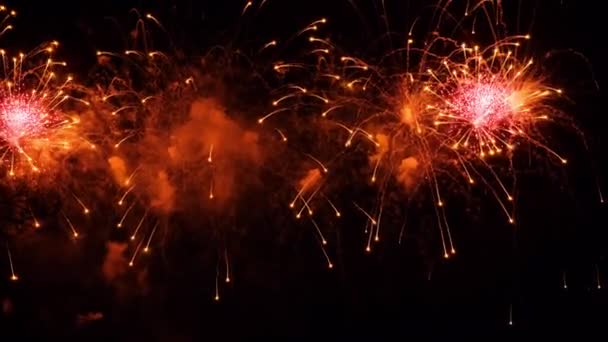 4K. Igazi tűzijáték háttér. Ragyogó tűzijáték az éjszakai égen. Ragyogó csillogás. Szilveszteri tűzijáték ünnepség. Színes újévi tűzijáték - Felvétel, videó