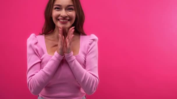 ピンク色に隔離された驚きと興奮の女性の拍手の手 - 映像、動画