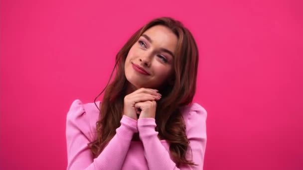 pozitivní a usmívající se žena sní izolované na růžové - Záběry, video