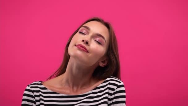 elégedett nő pihentető csukott szemmel elszigetelt rózsaszín - Felvétel, videó
