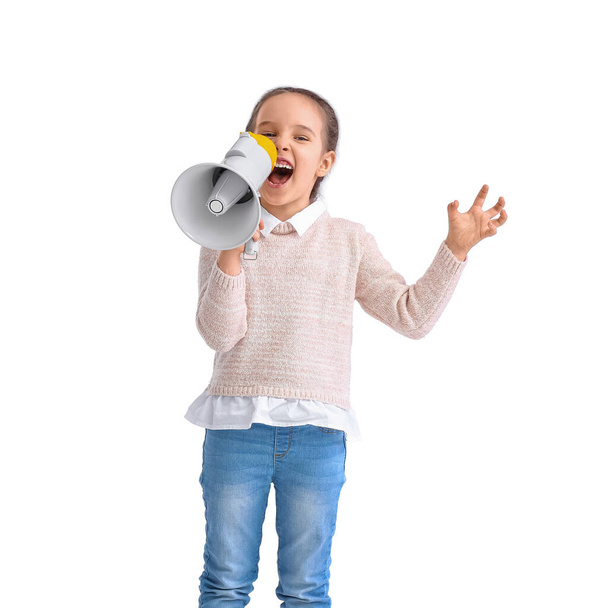 Злая маленькая девочка кричит в мегафон на белом фоне - Фото, изображение