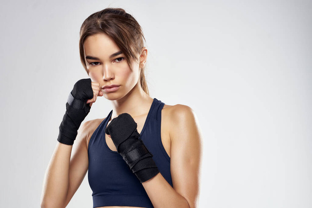 спортивная женщина бокс упражнения фитнес позировать изолированный фон - Фото, изображение