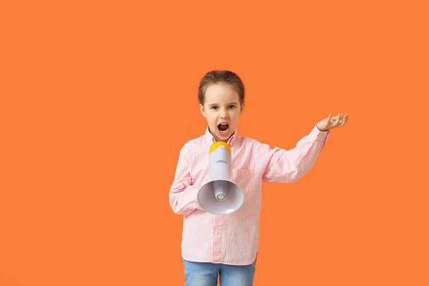 Menina irritada gritando em megafone no fundo de cor - Foto, Imagem