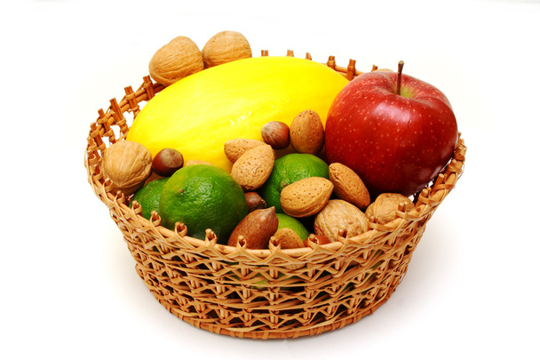 Корзина с фруктами и орехами
 - Фото, изображение