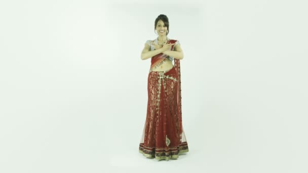 Nainen intialaisessa asussa tanssimassa
 - Materiaali, video