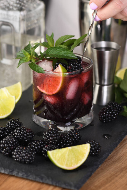 Blackberry летний коктейль мохито. Холодный освежающий органический алкогольный напиток с ягодами, лаймом, мятой - Фото, изображение
