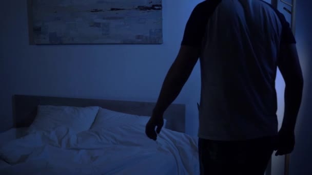 câmera lenta de homem sonolento de pijama indo para a cama à noite - Filmagem, Vídeo