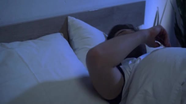 man touching empty place in double bed while sleeping alone - Filmmaterial, Video