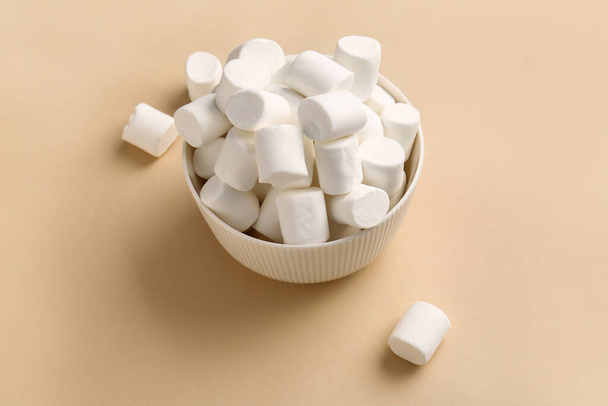 Renk arka plan üzerinde lezzetli marshmallow ile kase - Fotoğraf, Görsel