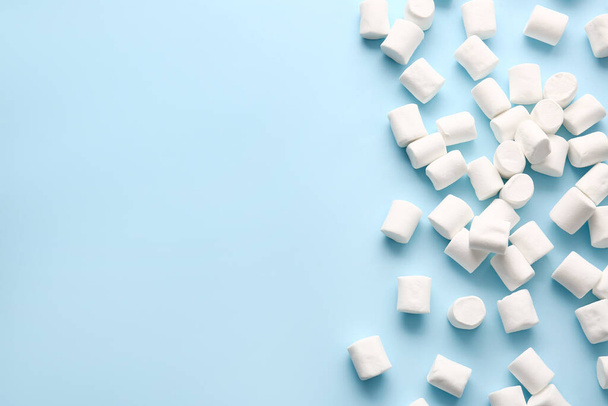 Νόστιμο marshmallows σε χρώμα φόντου - Φωτογραφία, εικόνα