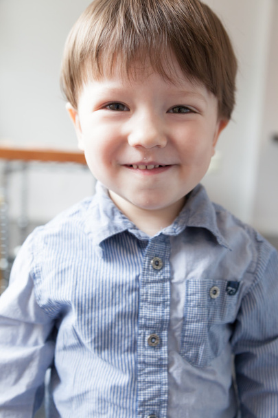 chlapec hraje a usmívá se - Fotografie, Obrázek