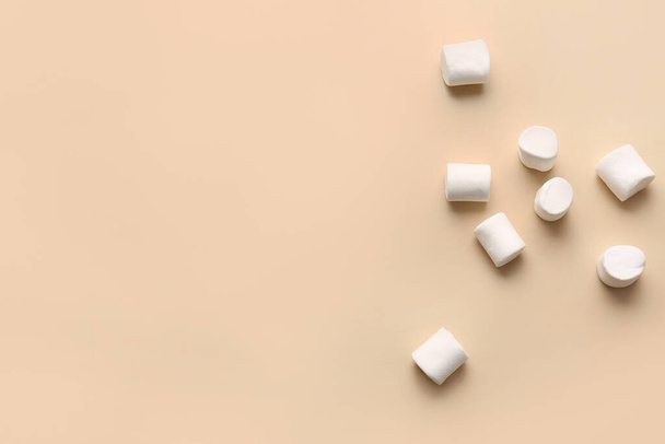 Lekkere marshmallows op kleur achtergrond - Foto, afbeelding
