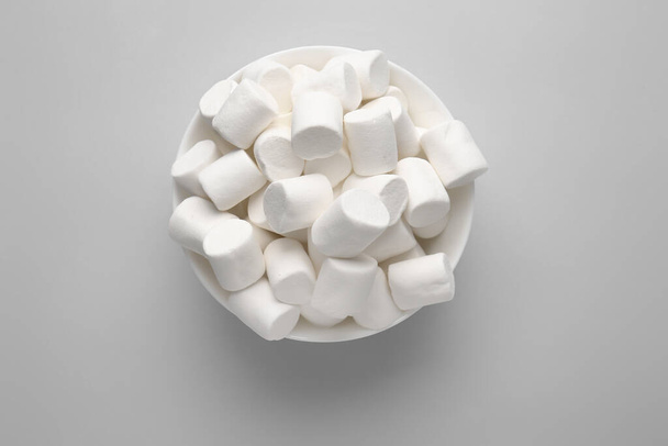 Bowl with tasty marshmallows on light background - Photo, Image