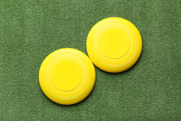 Dischi frisbee su sfondo a colori - Foto, immagini