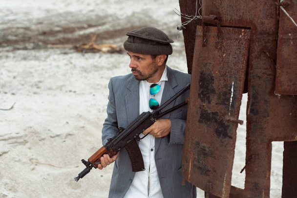 Ein Mann mit Waffe in einem militärischen Konflikt - Foto, Bild