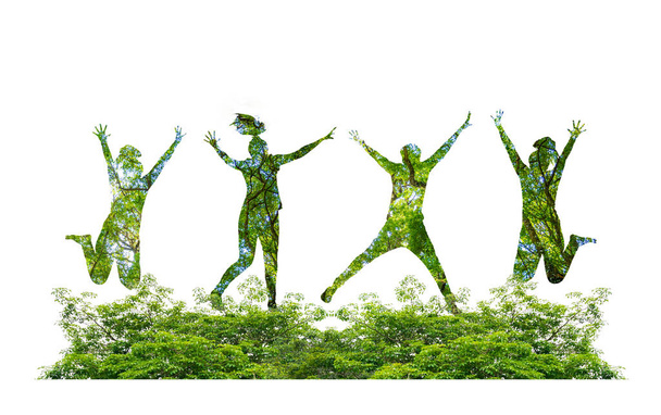 silhouettes forestières de personnes sautant avec joie concept de conservation de la forêt et de l'environnement - Photo, image