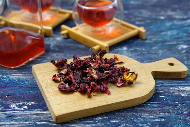 Rose soudanaise, fleur d'hibiscus. Composition du thé à partir des pétales de thé de la rose soudanaise. - Photo, image
