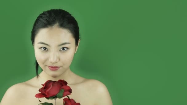 nago piękna dziewczyna z róża romans - Materiał filmowy, wideo