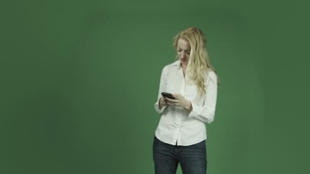 γυναίκα λυπημένος, πληκτρολογώντας στο κινητό - Πλάνα, βίντεο