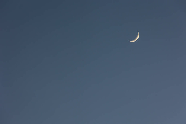 Paisagem noturna da fase da lua crescente. Natureza - Foto, Imagem