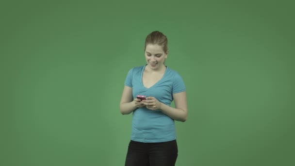 Casual girl send sms - Materiał filmowy, wideo