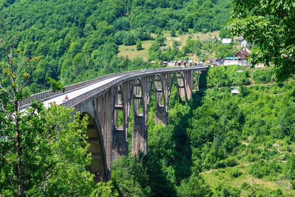 Most Durdevica Tara, známý také jako most antifašistického, hrdiny poručíka Bozhidara Zugica, je betonový obloukový most přes řeku Tara Canyon v severní Černé Hoře. - Fotografie, Obrázek